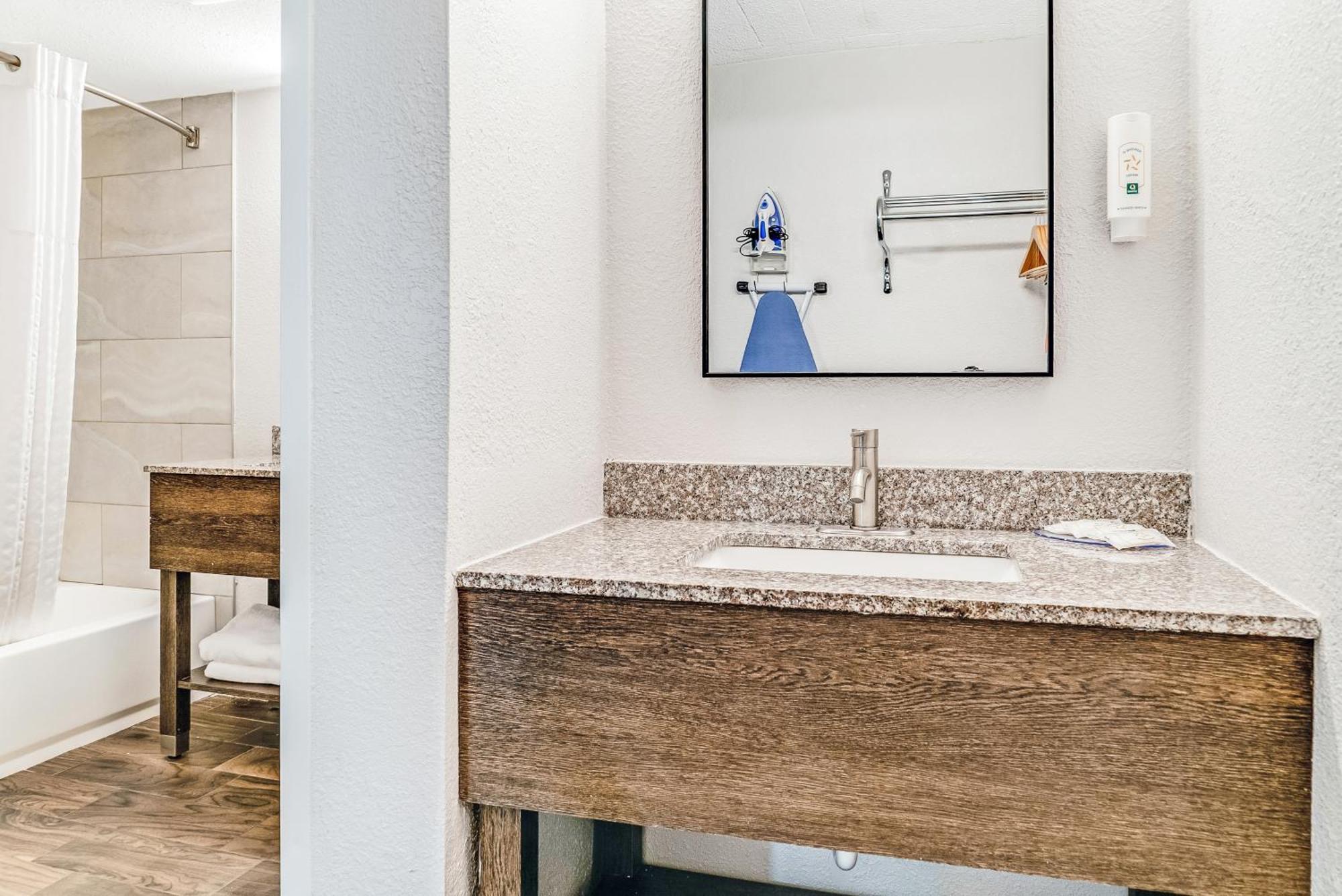 Quality Inn Detroit Downtown Экстерьер фото